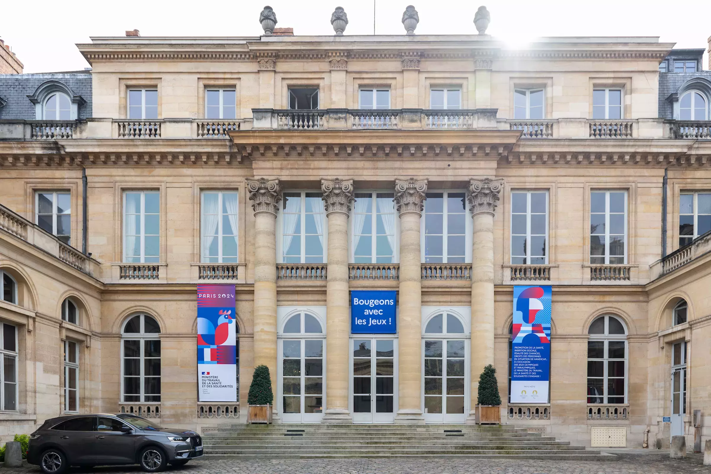 Façade du ministère du Travail, rue de Grenelle, habillée aux couleurs de Jeux olympiques et paralympiques